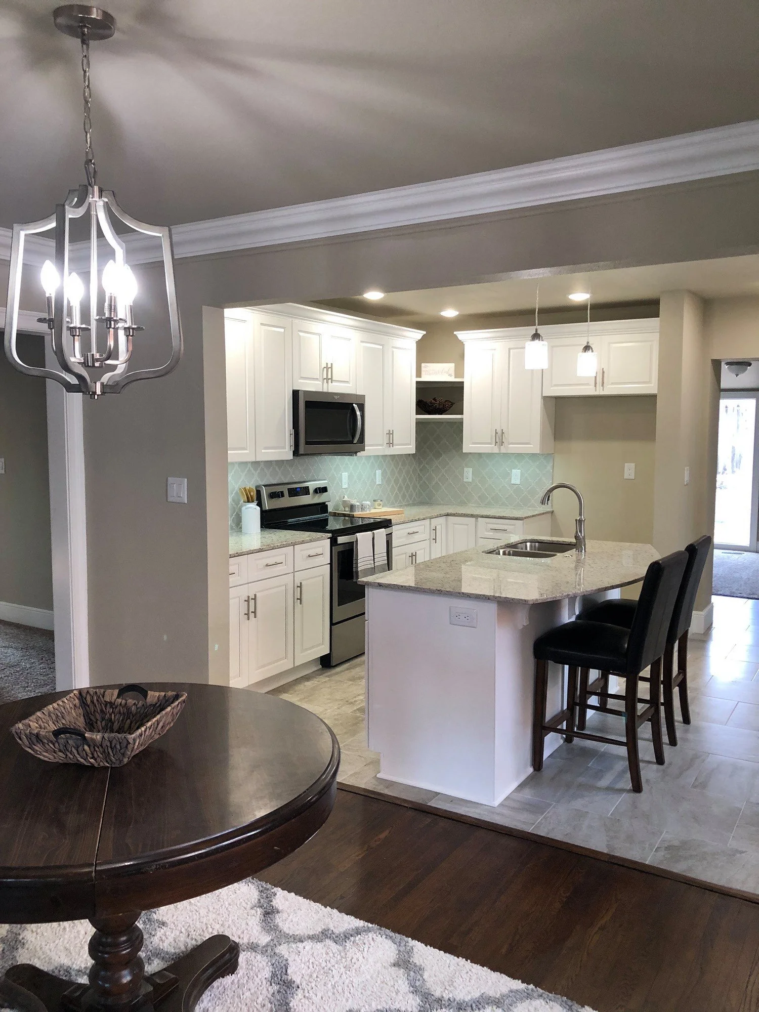 CONTEMPORARY WITH GLASS BACKSPLASH